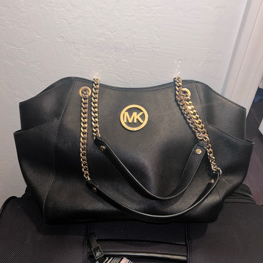 Michael Kors shoulder bag. Black interior with great pockets on the side.